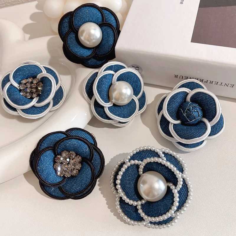 Luxury Elegant Denim Camellia Flower Pearl Crystal Brooch For Women Lady Suit Clothing Blue Floral Brooches Pins Badges Trendy Corsage Y251111