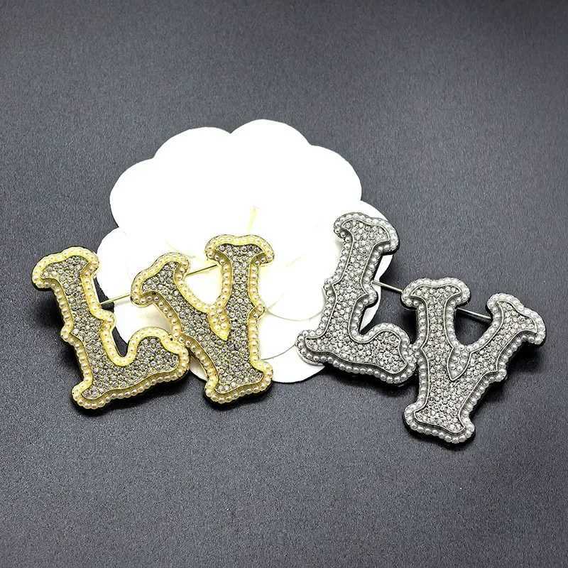 Luxury New Diamond Embedded Letter Pearl Brooch Pin Trendy Personalized Versatile Clothing Chest Flower Jewelry Accessories Y251111