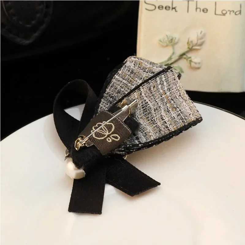 Luxury i-Remiel Korean Fashion New Small Rhinestone Brooch Vintage Fabric Joker Temperament Brooches Shirt Collar Clothing Accessories Y251111