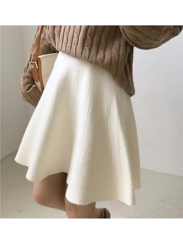 Knitted Mini Skateboard Womens High Waist Wrinkled Autumn Winter Street Clothing Solid Integrated 250407