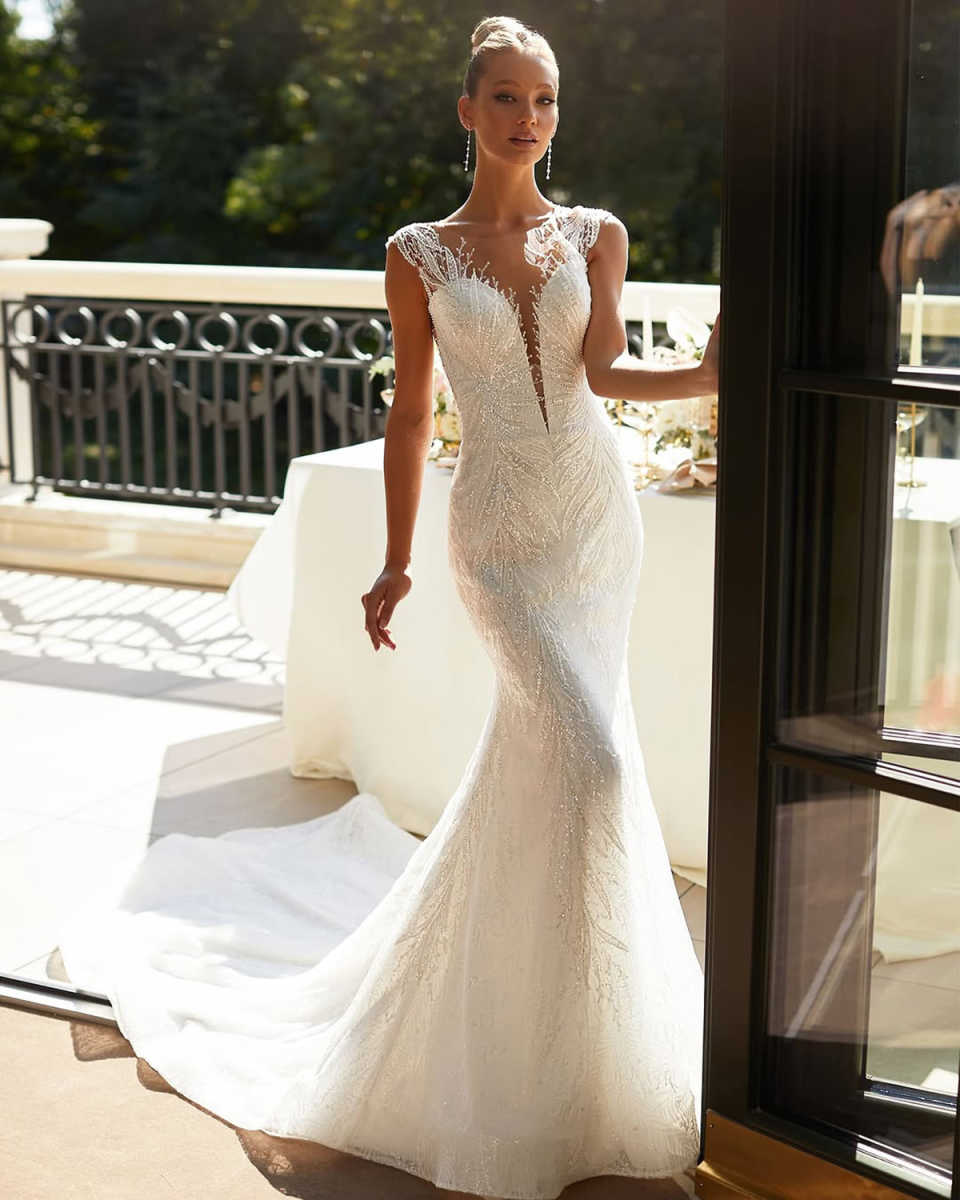 Elegant V Neck Mermaid Wedding Dress Sleeveless Button Back Women Customized Beaded Lace Sweep Train Bridal Gown