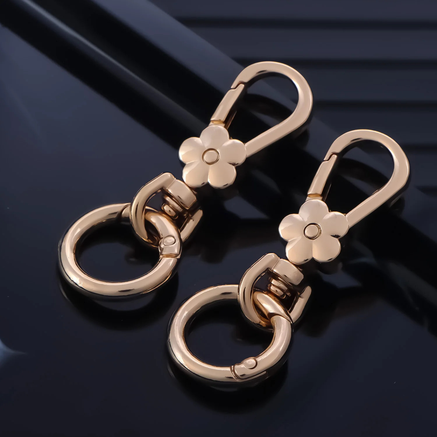 2pcs Flower Keychain Clip Key Ring Carabiner Keychain Clip Key Chain Hook Holder Organizer for Car Home 251110