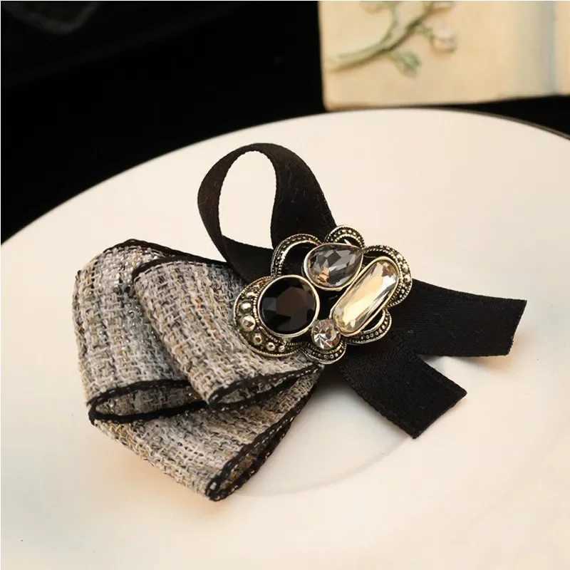 Luxury i-Remiel Korean Fashion New Small Rhinestone Brooch Vintage Fabric Joker Temperament Brooches Shirt Collar Clothing Accessories Y251111