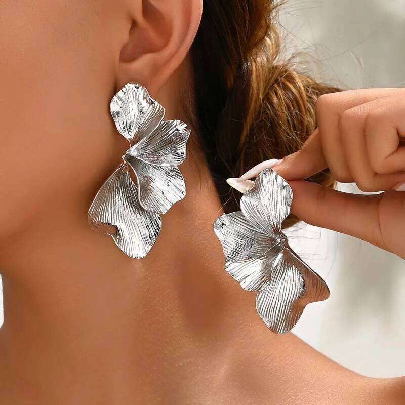 Elegant Ginkgo Leaves Half Flower Stud For Women Design Sense Gold Color Petals Piercing Earrings Ladies Jewelry