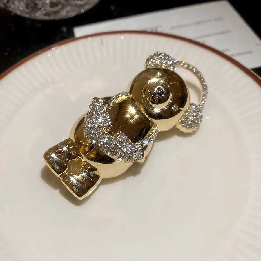 Luxury Letter M Bear Brooch Pins for Women Men Luxury Inlaid Rhinestone Brooch Class Suit Pins Party Wedding Fashion Accessory Gifts Y251111