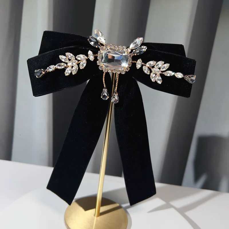 Luxury High-end Velvet Bow Tie British Rhinestone Bowknot Brooch Shirt Collar Pins Luxulry Brooches for Women and Men Accessories Y251111