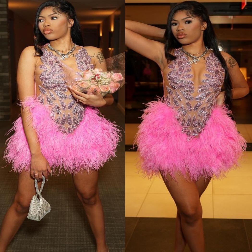 Chic Pink Sheath Cocktail Dress Crystals Feather Sheer Neck Sparkly Short Mini Graduation Homecoming Dresses For Special Occasions Sweetheart Gowns