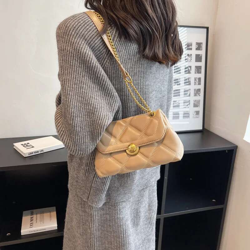 2025 New Retro Fashion Designer Women's High Quality Texture Shoulder Ribbed Soft Leather Diagonal Chain Underarm Bag PU Material Car Bag5