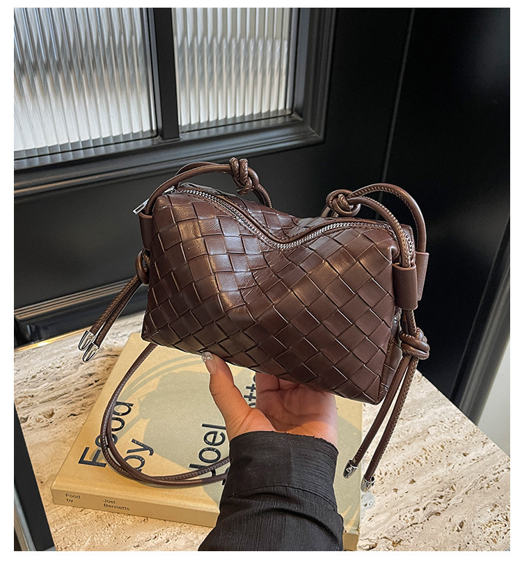 Luxury Brand Designer Bag 2025 New Fashion Trend Niche Bag For Women Versatile Fashionable Crossbody Bag Korean Style Commuter Woven Pillow Bag