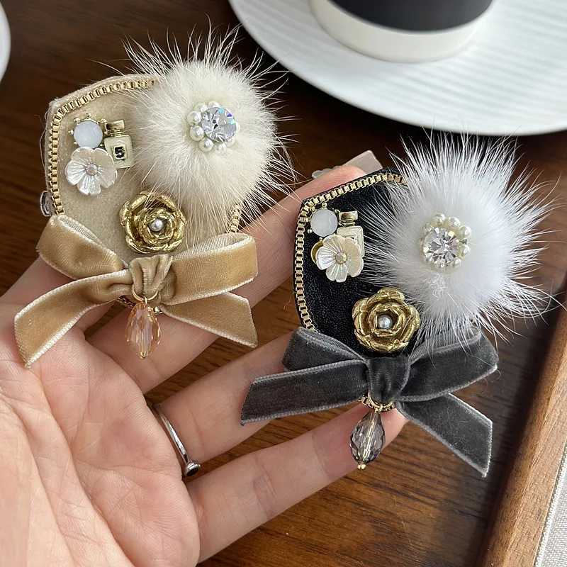 Luxury Korean Rhinestone Pearl Bow Brooches for Women Flower Hairball Badge High-end Fixed Clothing Lapel Pins Jewelry Accessories Y251111