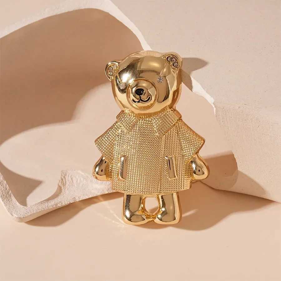 Luxury Teddy Bear Brooches Pins for Women Men Luxury Rhinestone Brooch Personality Geometric Golden Metal Pins Suit Accessories Y251111