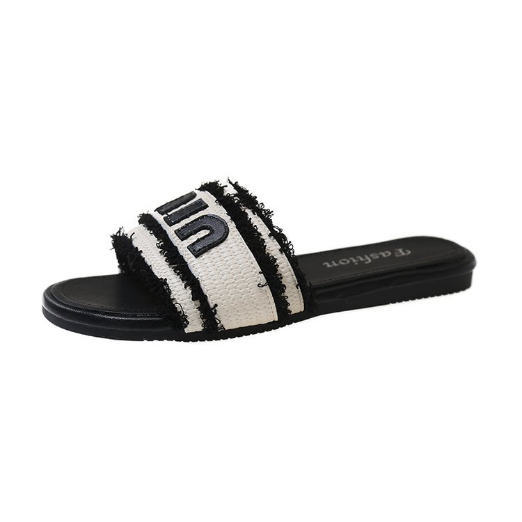 Ladies 2025 summer new small fragrant flat slippers wear fashion casual French fringe hundred with skirt beach flip-flops