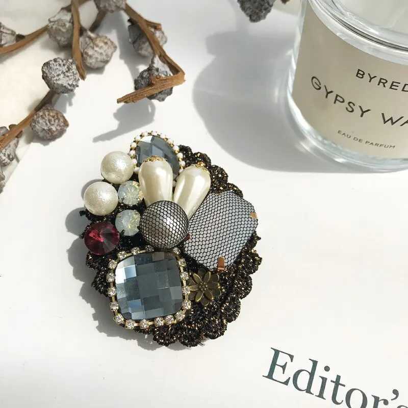 Luxury 22 Style Elegant Women Camellia 5 Number Badges Tassel Pearl Crystal Brooches Pins Classic Vintage Wedding Party Brooch Jewelry Y251111