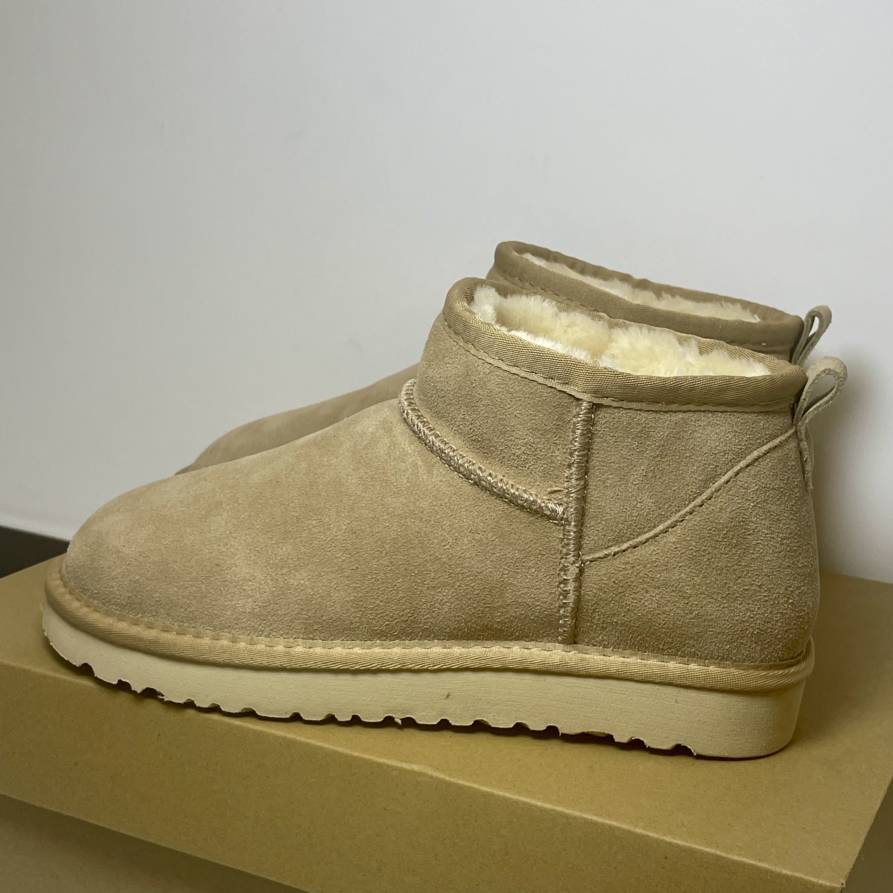 2026 New Winter Warm Wool Lined Short Boots Cotton Shoes Neutral Non slip Soft Bottom Comfortable Inflatable Cotton Shoes Men and Women Same 35-44 Siz