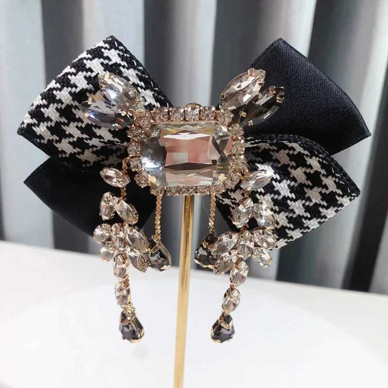 Luxury New Fabric Bowknot Brooch Rhinestone Tassel British Style Bow Tie Female Shirt Collar Pin Vintage Brooches for Women Accessories Y251111
