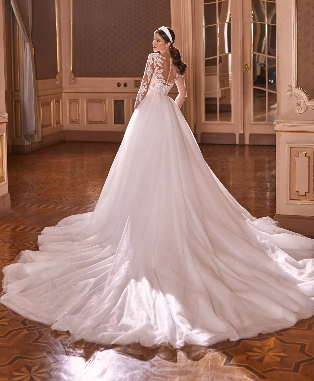 Elegant Ball Gown Lace Wedding Dresses Sexy Bridal Gowns Long-Sleeves Appliques Lace Royal Tail vestidos de fiesta Customized Plus Size H25496