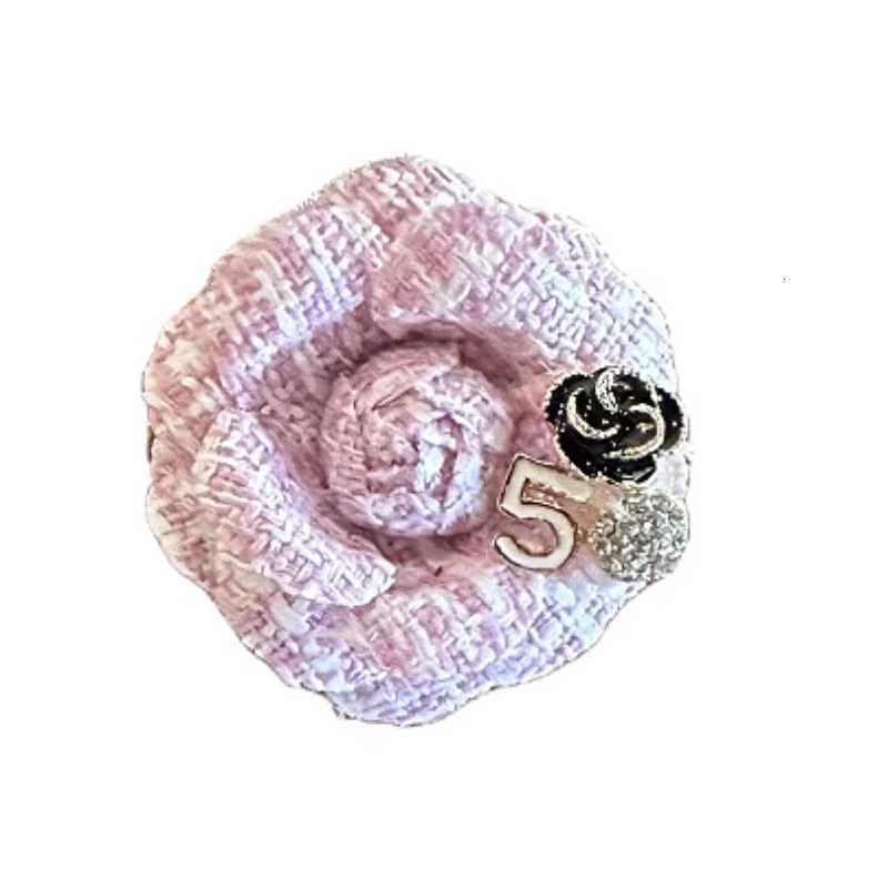 Luxury Elegant Fabric Camellia Flower Brooches for Women Fashion Crystal Corsage Lapel Pins Wedding Party Badge Clothing Accessories Y251111