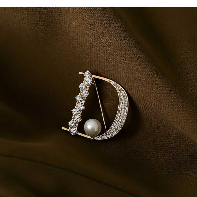 Luxury New Womens Light Luxury and High-end D Letter Zircon Brooch Pin Ins Design Coat Jacket Accessories Personalized Suit Corsage Y251111