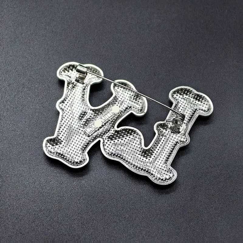 Luxury New Diamond Embedded Letter Pearl Brooch Pin Trendy Personalized Versatile Clothing Chest Flower Jewelry Accessories Y251111