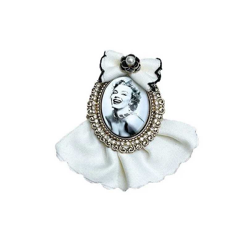 Luxury Retro Beauty Head Brooch Pins for Women Fabric Velvet Bow Badge Fashion Flower Corsage Decoration Clothing Accessories Jewelry Y251111