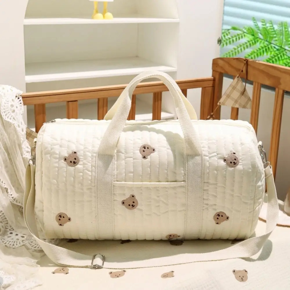 Large Capacity Travel Luggage Bag Foldable Cartoon Bear Handheld Duffle Bag Multi Functional Sweet Flower Cute Mommy Bag 251110