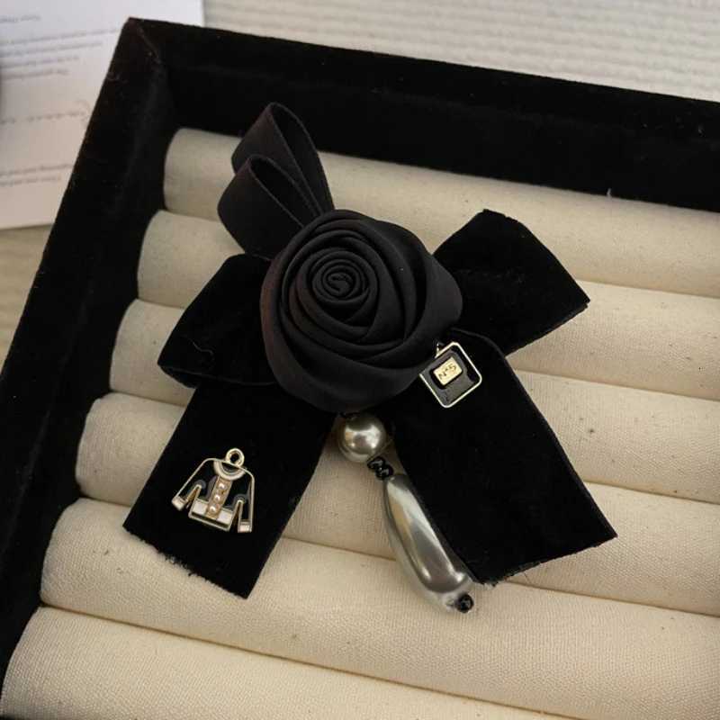 Luxury Retro Fabric Camellia Flower Brooches for Women Bow Crystal Pearl Tassel Lapel Pin Shirt Necktie Wedding Party Badge Accessories Y251111