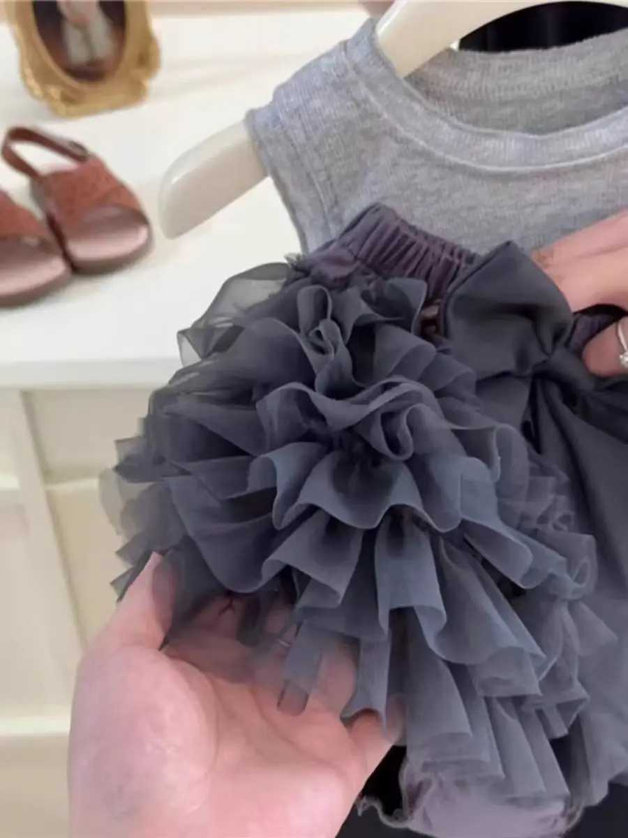 Girls clothing set new 2024 summer cute sleeveless top+fashionable childrens bow chart figure skiing childrens clothing set baby clothingXJ250410