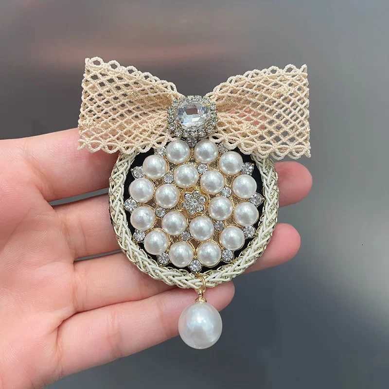 Luxury High-end Fabric Bow Brooches for Women Pearl Rhinestone Badge Sweater Suit Collar Pins Vintage Corsage Jewelry Accessories Y251111