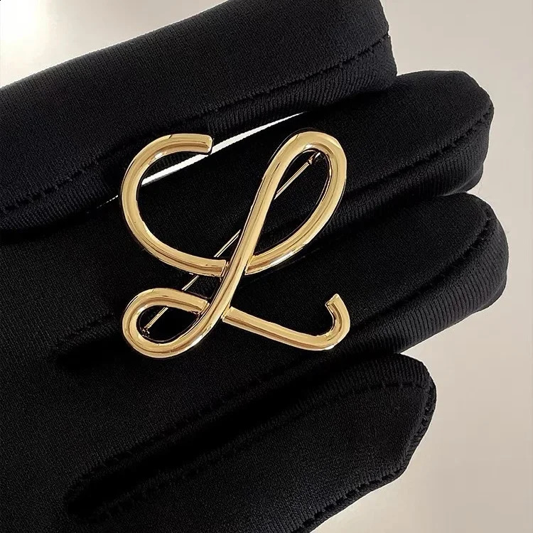 metal letter Brooch Pin sense small niche lapel flower set accessories elegant and fashionable China origin 250407