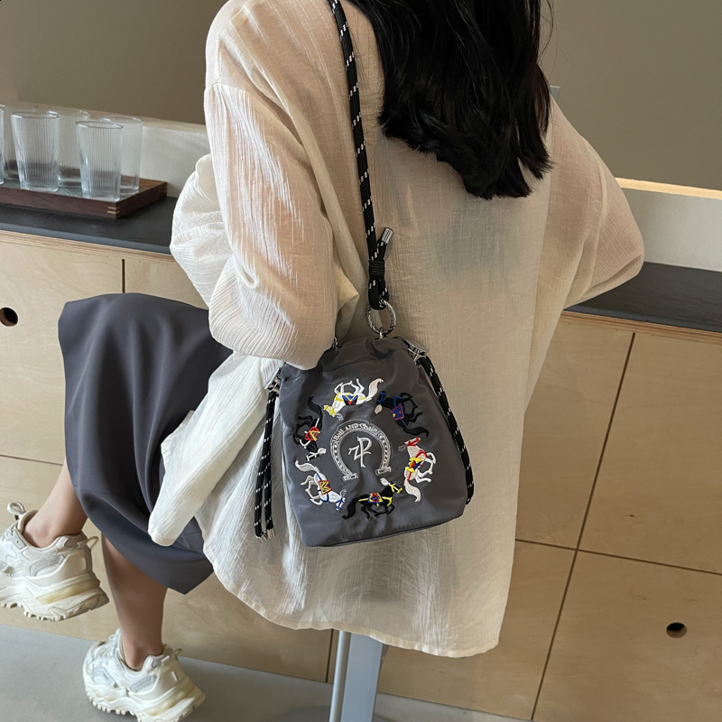 Fashionable and versatile ins nylon cloth bag womens bag new single shoulder crossbody bag summer mobile phone bag niche embroidery bucket