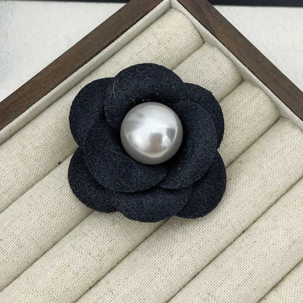 Luxury Korean Fabric Camellia Flower Brooches for Women Elegant Cloth Rhinestone Lapel Pin Handmade Design Fashion Jewelry Gifts Y251111