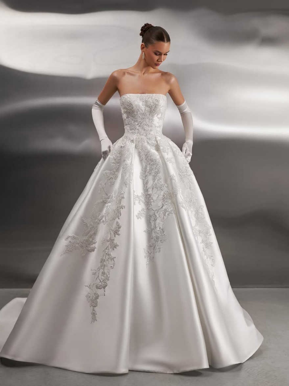 Elegant Beading A Line Wedding Dresses Strapless Sleeveless Bride Dress Exquisite Pleats Sweep Train Bridal Dress Customized