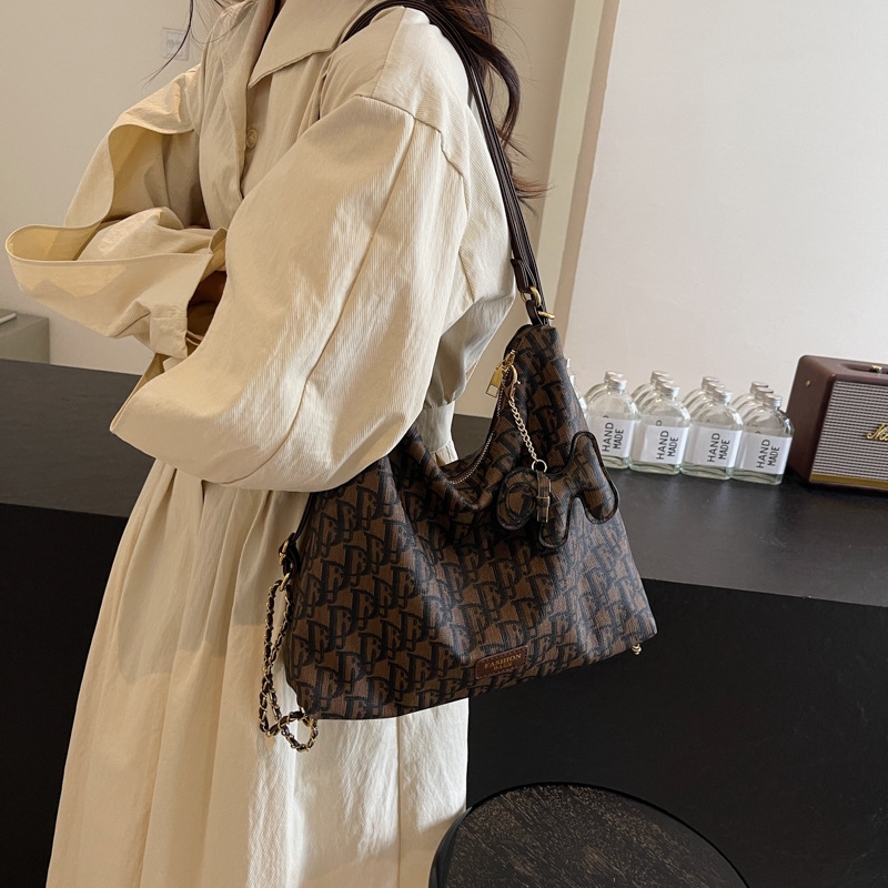 2025 Retro textured large-capacity commuter bag for women new trendy single-shoulder cross body bag