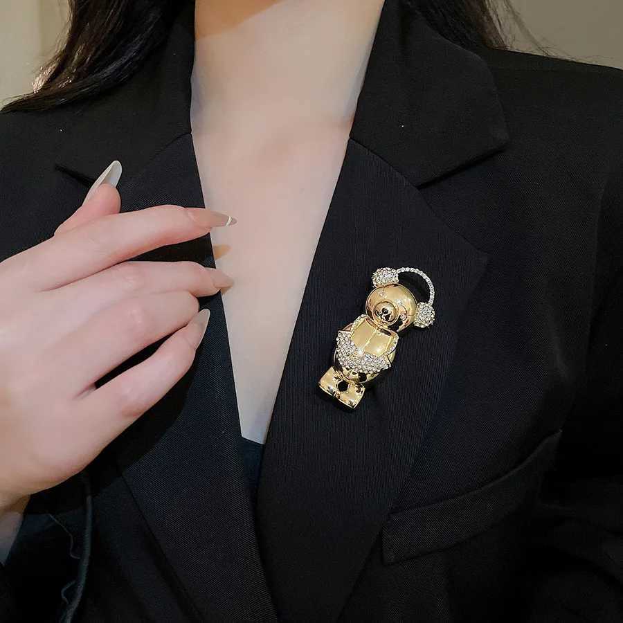 Luxury Letter M Bear Brooch Pins for Women Men Luxury Inlaid Rhinestone Brooch Class Suit Pins Party Wedding Fashion Accessory Gifts Y251111