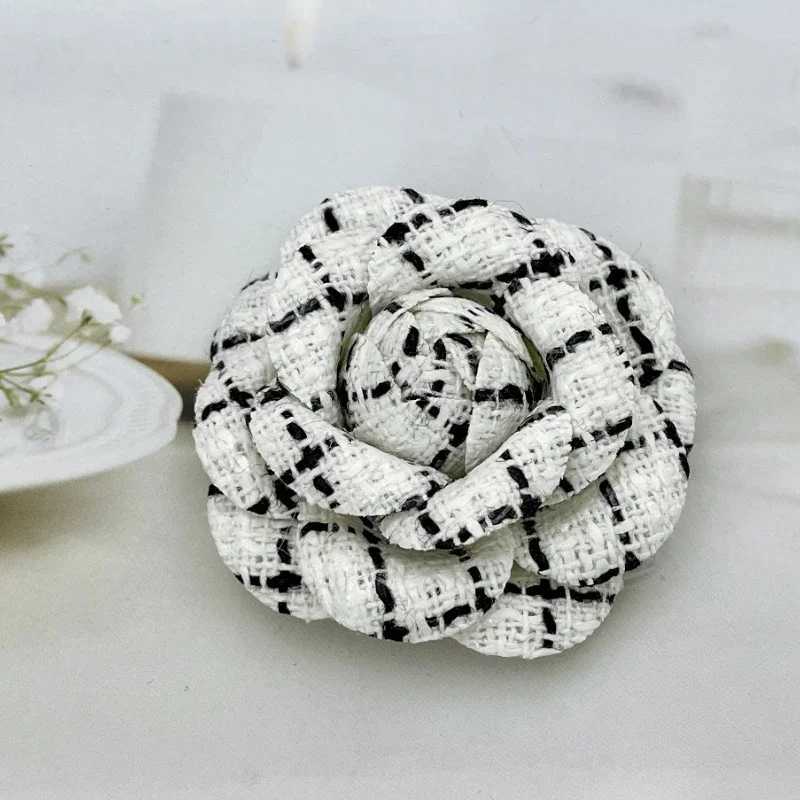 Luxury 55cm Retro Fabric Camellia Flower Brooch Temperament Fashion Corsage Sweater Scarf Buckle Badge Jewelry Gifts for Women Y251111