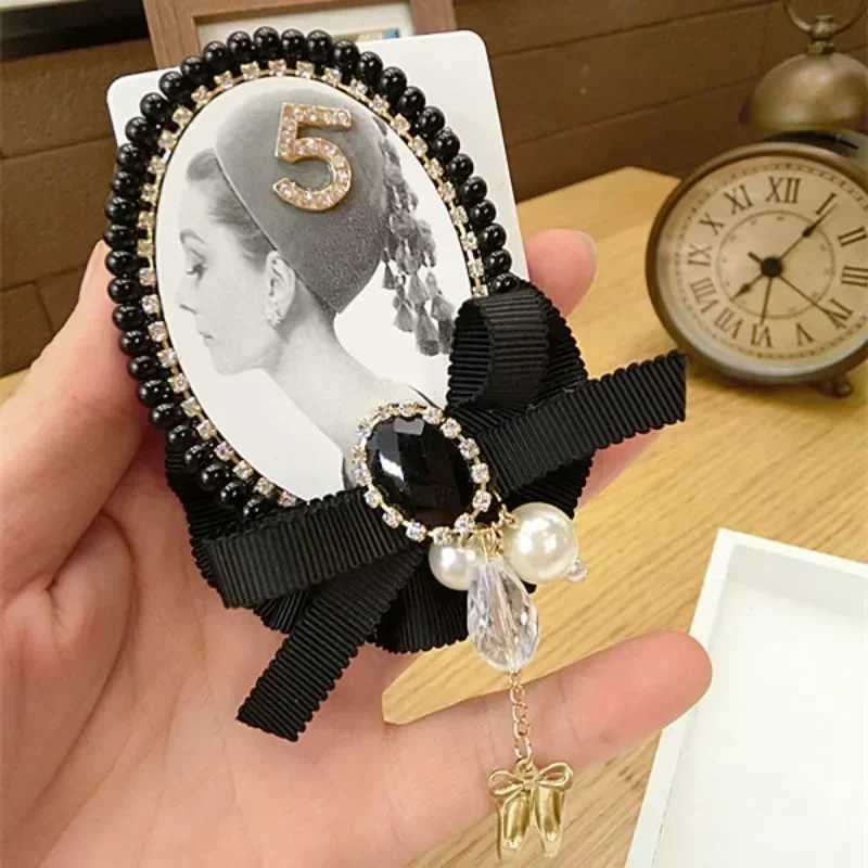 Luxury Korean Fashion Crystal Pearl Tassel Brooch Fabric Bowknot Badge Lapel Pins for Women Shawl Scarf Buckle Corsage Jewelry Y251111