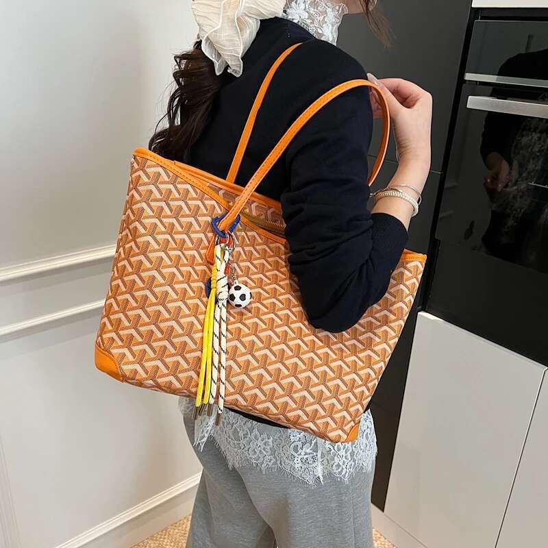 2025 new designer women's handbag classic retro style leather shopper with brass hardware and letters2