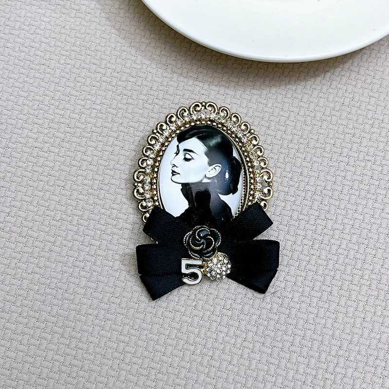 Luxury Retro Beauty Head Brooch Pins for Women Fabric Velvet Bow Badge Fashion Flower Corsage Decoration Clothing Accessories Jewelry Y251111