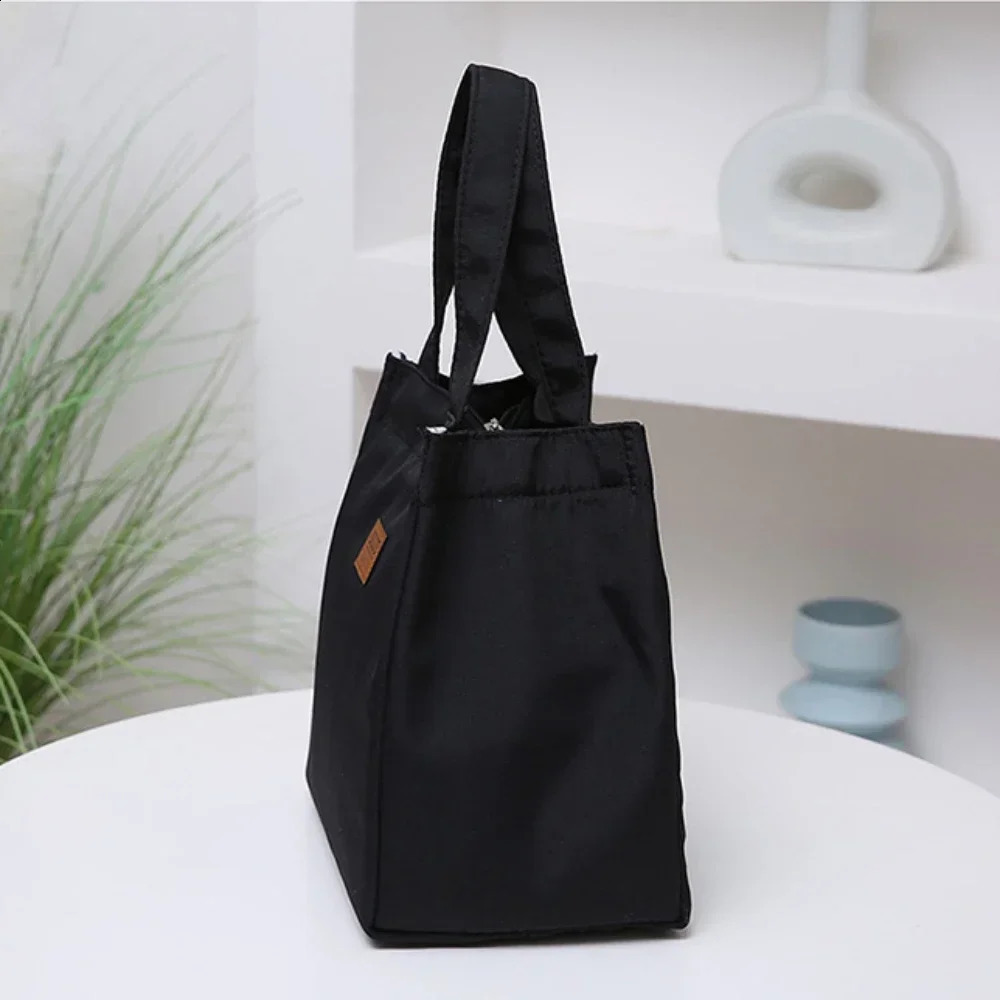 Large capacity lunch bag with aluminum foil insulation suitable for work simple and practical top handle insulated picnics 250401