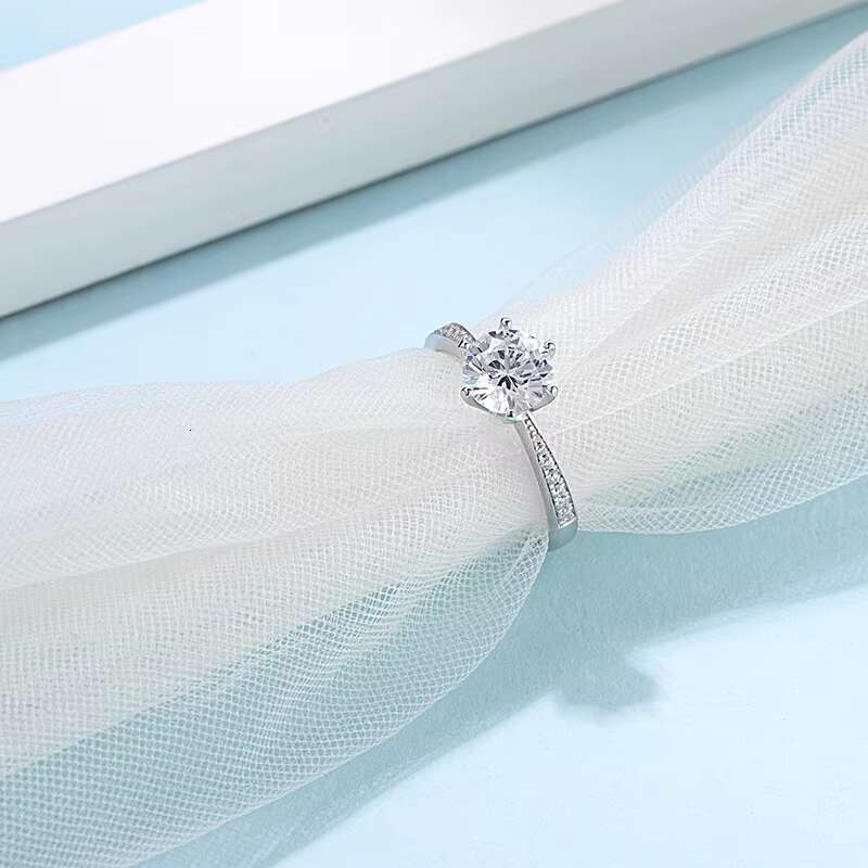Hot Sale Sterling Silver Lady Engagement Ring Luxury Moissanite Ring