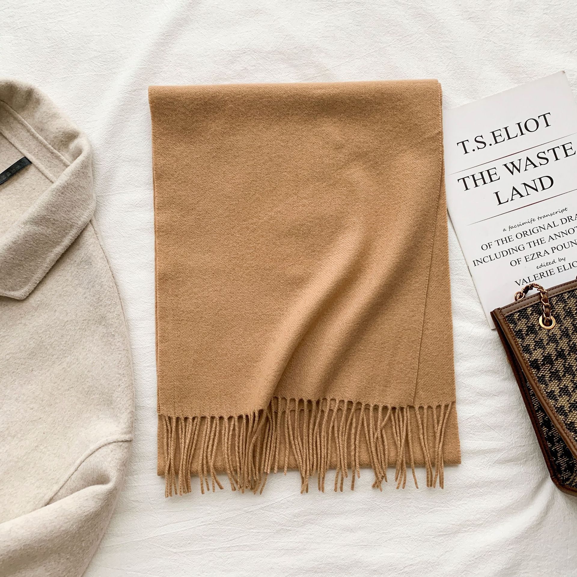 K364 years of experience in manufacturing, specializing in customizing 100% cashmere scarves, customizing wool scarves with drawings and samples