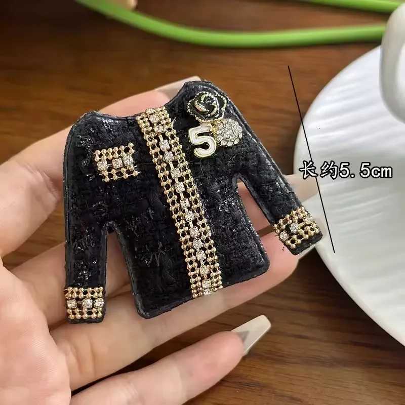 Luxury Creative Number 5 Black White Fabric Mink Hair Brooch Plush Clothes Bag Hat Pearl Corsage Brooches Coat Pendant for Women Gift Y251111