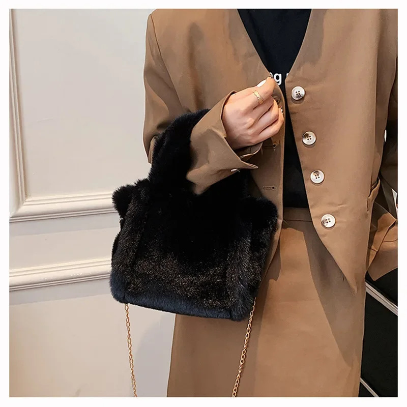 Winter Fashion Womens Furry Tote Handbags Large Capacity Ladies Faux Fur Shoulder Bag Soft Plush Female Crossbody Bags 251110