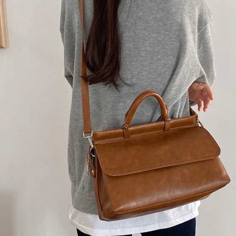 Summer Womens Messenger Bag Large Capacity Shoulder Bag Fashionable Design Handbag Vintage Postman Bag Commuting BagT251110