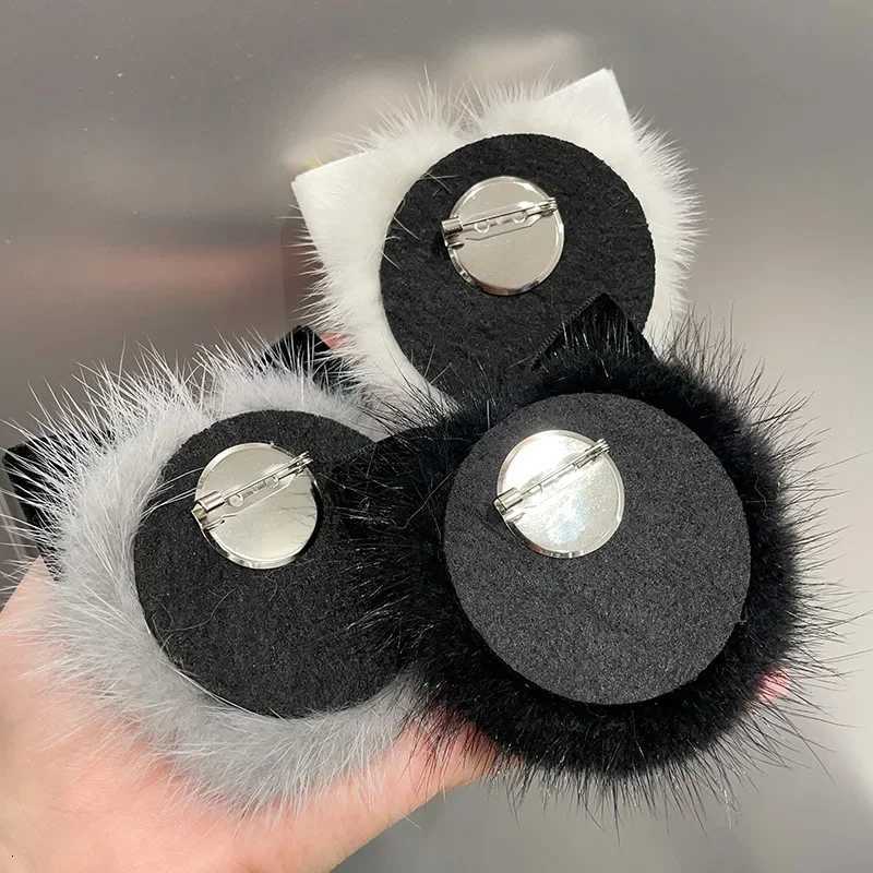 Luxury Korean Mink Hair Bow Brooch Pearl Crystal Badge British Style Suit Sweater Clothing Collar Pins for Women Fashion Jewelry Gifts Y251111