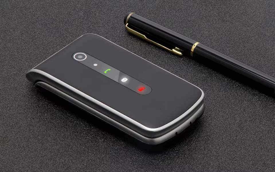 OEM 2.4-inch SOS large button premium dual SIM card flip keyboard 4G LTE phone