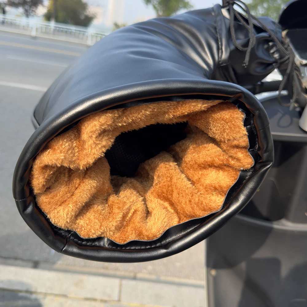 Motorcycle waterproof PU handlebar cover winter battery car windshield gloves warm handle thickening to keep warm and cold-proof S25118
