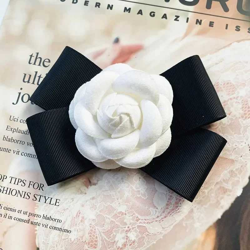 Luxury New Fabric Camellia Flower Brooch Velvet Bow Tie Ladies College Style Shirt Collar Pins Vintage Wedding Party Brooches for Women Y251111
