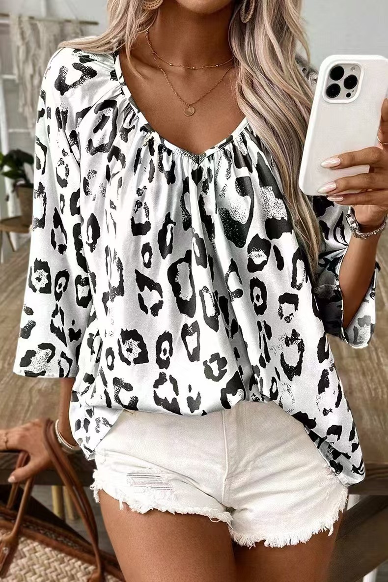 2025 Designer Spring/summer Tie Dye T-shirt For Women's Temperament Commuting Top, High-end Sexy Khaki Leopard Print V-neck Pleated Seven Quarter
