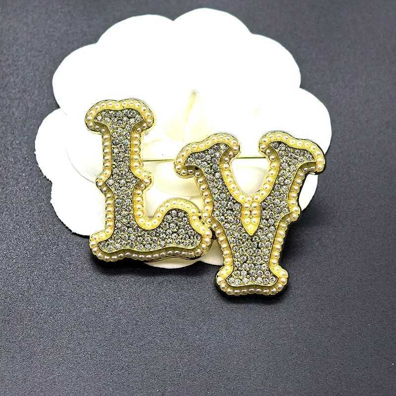 Luxury New Diamond Embedded Letter Pearl Brooch Pin Trendy Personalized Versatile Clothing Chest Flower Jewelry Accessories Y251111